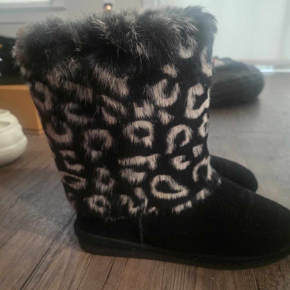 BearPaw Faux Fur Leopard Print Boots Black and White - Picture 2 of 3